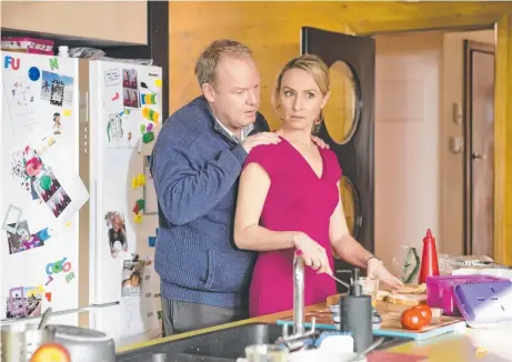  ?? COUPLE COMEDY: Peter Helliar and Lisa McCune in a scene from the TV series ?? How To Stay Married.