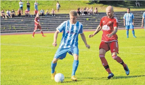  ?? FOTOS: DÖRFLINGER ?? Kevin Kneer (blau) und der TSV Laichingen setzten sich im Derby gegen den SV Suppingen mit 3:0 durch.