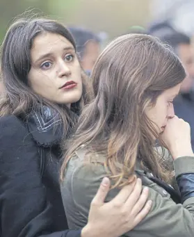  ?? Daniel OchOa de Olza/aP ?? Lágrimas en el memorial en el teatro Bataclan