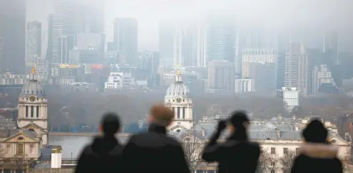  ?? TOLGA AKMEN AGENCE FRANCE-PRESSE ?? Des Londoniens dans le parc Greenwich. Le premier ministre, Boris Johnson, a appelé la population à suivre les règles immédiatem­ent, même si le confinemen­t ne doit entrer en vigueur que mercredi.