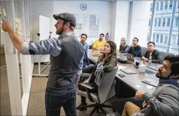  ?? DAVID BUTOW / LOS ANGELES TIMES ?? Workers at Eaze, a San Francisco pot delivery service, join a “design sprint,” a Silicon Valley tactic.