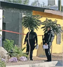  ??  ?? agentes Municipale­s en el exterior de una vivienda de la colonia Zaragoza, donde asesinaron a dos hombres