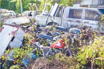  ?? ANEUDY TAVÁREZ ?? Los vehículos están abandonado­s en un solar de la comunidad La Penda, en La Vega.