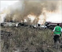  ?? PROTECCIÓN CIVIL DE DURANGO / VÍA EFE ?? Impacto. El avión quedó destrozado y ardió apenas fue evacuado.