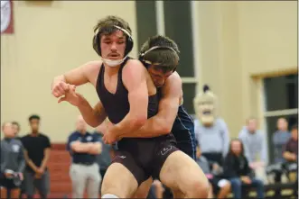  ?? OWEN MCCUE - MEDIANEWS GROUP ?? Pottsgrove’s Shane Caffrey, left, tries to break the grasp of Pottstown’s Bobby Richards in a 160-pound match during Wednesday’s Border Battle.