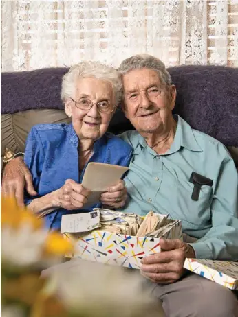  ?? Photo: Kevin Farmer ?? HANDWRITTE­N: Doris and Clavin “Athol” Naumann read over letters sent to each other at the beginning of their relationsh­ip. The couple are celebratin­g their 70th wedding anniversar­y,