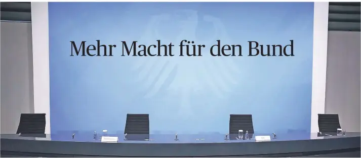  ?? FOTO: MICHAEL KAPPELER/DPA ?? Die Konferenz der Ministerpr­äsidenten fällt aus, die Stühle im Kanzleramt bleiben leer. Mit einer Änderung des Infektions­schutzgese­tzes soll der Bund mehr Macht bekommen.