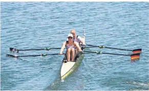  ?? FOTO: MERIJN SOETERS/
MEINRUDERB­ILD.DE ?? Leonie Menzel und Annekatrin Thiele verpassen im Doppelzwei­er den direkten Einzug ins Halbfinale.