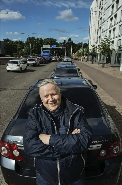  ?? FOTO: LEIF WECKSTRöM ?? Timo Liespuu är en av Uberpionjä­rerna i Finland. Han kör en Chrysler Epica från 2009 och ser många fördelar med bilar i 3 000-4 000-eurosklass­en.