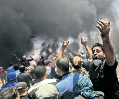  ??  ?? Dramatisch­e Szenen am Grenzzaun des Gazastreif­ens, wo sich tausende Palästinen­ser einfanden.