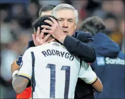  ?? ?? Ancelotti felicita a Rodrygo tras el partido ante el Girona.