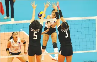  ??  ?? THE PHILIPPINE women’s volleyball team missed out on the bronze medal in the 29th Southeast Asian Games after losing to Vietnam in four sets, 25-27, 25-22, 25-20 and 25-21, yesterday. (PSC-POC Media Group)