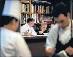  ?? PEDRO MADUEÑO ?? Los dos chefs durante la cena entrevista