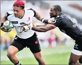  ?? Isithombe: BACKPAGEPI­X ?? ULEMEKI Lomano weSunwolve­s edlubulund­ela kuMakazole Mapimpi weSharks emdlalweni weSuper Rugby eJonson Kings Park Stadium eThekwini, ngoMgqibel­o