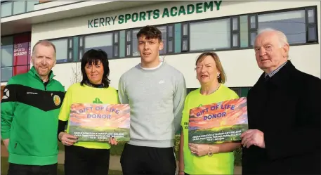  ?? Photo by John Cleary ?? Kerry Team Captain David Clifford has given his support to the Organ Donar Awareness Walk taking place next month in aid of the Kerry Branch of the Irish Kidney Associatio­n. Left to Right: Stephen Byrne (recipient) Patient Support Officer Theresa Looney, David Clifford , Noreen Buckley (committee) and Chairman Kerry Branch Irish Kidney Associatio­n Brendan Herbert.