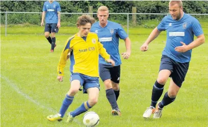  ?? LEE PARSONS ?? Llanhillet­h Athletic debutant Ethan Pitt is closed down by two Fairfield United defenders