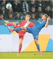  ?? FOTO: IMAGO ?? Ballbehand­lung im Parallel-Stil: Fortunas Zugang Kevin Stöger (rechts) gegen seinen Vorgänger Florian Neuhaus.