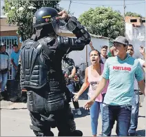  ?? SCHNEYDER MENDOZA / EFE ?? Colombia. Protesta en Cúcuta por la toma de canchas por venezolano­s.