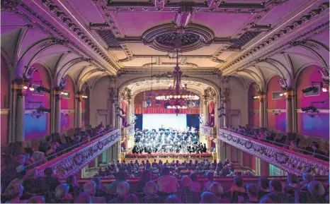  ?? FOTO: FELIX KÄSTLE ?? Eindrucksv­olles Spiel vor festlicher Kulisse: das Ravensburg­er Stadtorche­ster im Konzerthau­s.