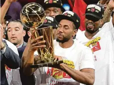  ?? Foto: ČTK ?? Pohár je náš! Kawhi Leonard s trofejí pro vítěze basketbalo­vé NBA. Zatímco on se z titulu radoval podruhé, kanadský klub poprvé v historii.
