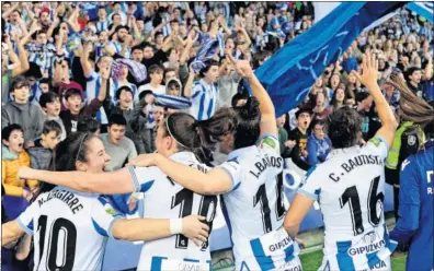  ??  ?? AMBIENTAZO. Anoeta abrió para el derbi vasco entre la Real Sociedad y el Atheltic.