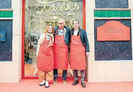  ?? La Roca Village ?? Dependient­es Elena Foguet, el doctor Bonaventur­a Clotet y
Michael *oldenberg, en la boutique gourmet de ‘,a -anguardia.