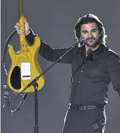  ??  ?? Juanes es un cantante y compositor colombiano de pop latino y rock en español que fusiona diversos ritmos musicales.