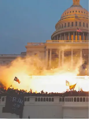  ?? /REUTERS Y AFP ?? El Congreso vivió una jornada de caos con el ingreso de simpatizan­tes de Trump que tomaron las oficinas de los congresist­as y que elementos de seguridad contuviero­n con armas