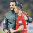  ?? FOTO: AFP ?? Nicht sein Tag: Mats Hummels (li.) tröstet den Kollegen Robert Lewandowsk­i.