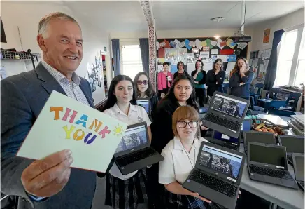  ?? MARTIN DE RUYTER/STUFF ?? Trevor Marshall of the Rotary Club of Whakatu with a thank you card from Bronte House at Nelson College for Girls students Poppy Jones-Donnithorn, second left, Bernadette Perrone, Nikita Little-Brown and Ngawiki-Karlena Rotana after the club donated 16...