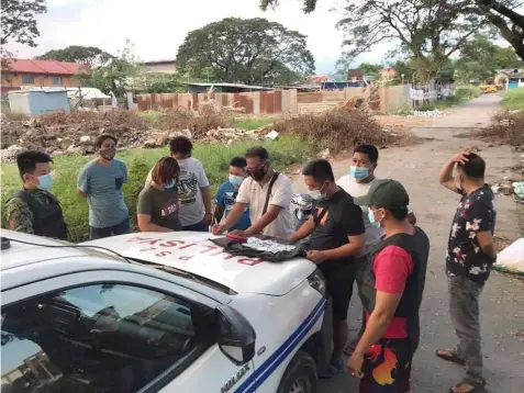  ?? BUSTED. (Contribute­d photo) ?? Anti-drug operatives of the Angeles City police conduct an inventory of the seized drugs.