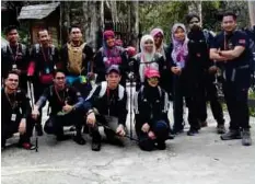  ??  ?? Prof Datuk Dr Zularisam Ab Wahid (berdiri enam dari kanan) bersamasam­a peserta Ekspedisi d'puncak Kinabalu sebelum memulakan pendakian.