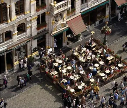  ??  ?? Een terras op de Brusselse Grote Markt voor en tijdens de coronacris­is. De horeca snakt naar perspectie­f.