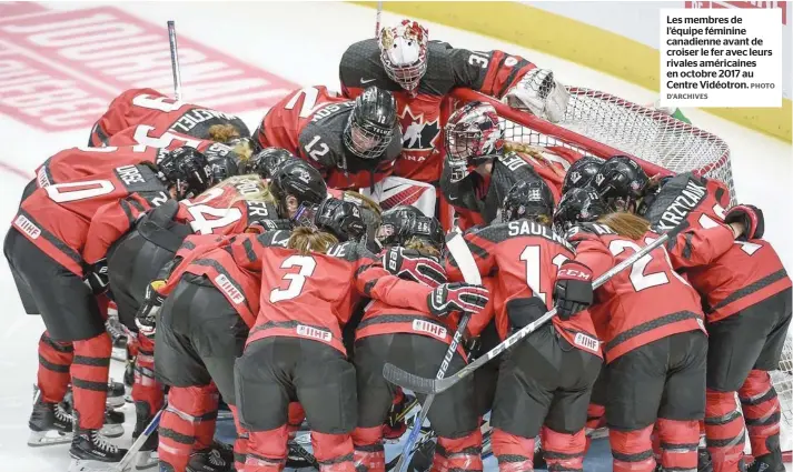  ?? D’ARCHIVES PHOTO ?? Les membres de l’équipe féminine canadienne avant de croiser le fer avec leurs rivales américaine­s en octobre 2017 au Centre Vidéotron.