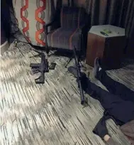  ??  ?? Sopra l’esterno della camera del killer al Mandalay Bay e a lato l’interno. Nella prima foto si vede parte del corpo di Stephen Paddock