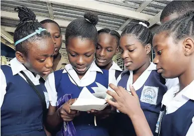  ?? IAN ALLEN/PHOTOGRAPH­ER ?? Students at the Bowden Hill Primary School in St Andrew reading the Bible and praying before sitting the final of the twoday Grade Six Achievemen­t Test yesterday.