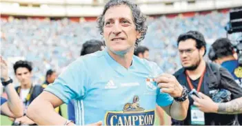  ??  ?? ► Salas celebra la estrella 19 que conquistó con Sporting Cristal.