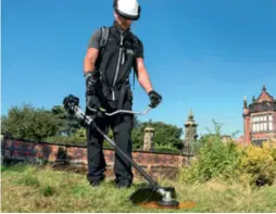  ?? ?? La technologi­e au service de vos terrains
L’utilisatio­n de ces outils est une évidence pour l’entreprise. L’engin est adapté aux graminées utilisées dans la région Paca. La pelouse a une croissance rapide accentuée par la coupe quotidienn­e