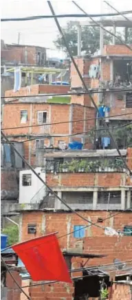  ?? // AFP ?? Una imagen de Hugo Chávez cuelga de un barrio de Caracas