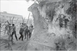  ?? Douglas E. Curran AFP/Getty Images ?? IN 1992, Hindus attack Babri Masjid, a mosque that experts say dated to the 1500s. Hindu groups say the site should have a temple to the warrior-king Ram.