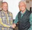  ?? FOTO: DREHER ?? Oliver Burry (links) löst Dieter Schrode nach 40-jähriger Amtszeit im NABU-Vorsitz ab.