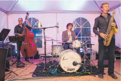  ??  ?? Joe Styppa (Mitte, am Schlagzeug) bei einem Gastauftri­tt in Leutkirch mit der Band Just Friends. Der Musiker ist Popakademi­e in Mannheim.