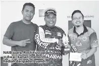  ??  ?? NAIB juara, Rosli Yussup @ Awai (kanan) menerima hadiah daripada Izuandi.