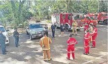  ??  ?? Bomberos, policías y el Pbro. Cirilo Martínez durante el acto.