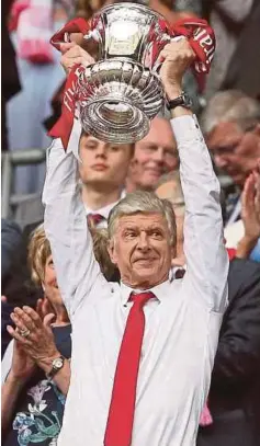  ??  ?? TROFI Piala FA satu-satunya kejayaan Wenger musim lalu.