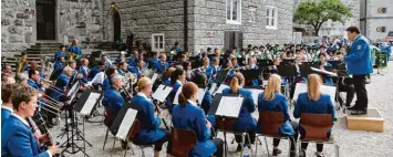  ??  ?? Eine Premiere: Mit 70 Musikern trat das Sinfonisch­e Blasorches­ter aus Rain im historisch­en Gemäuer auf.