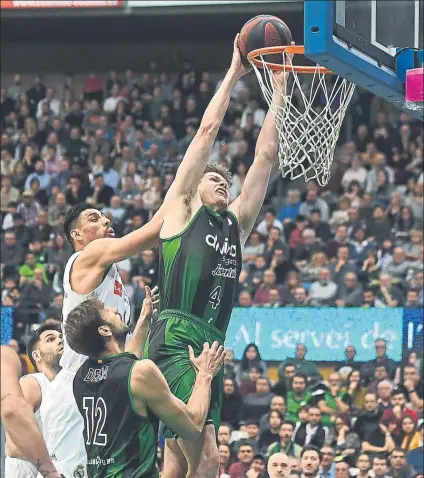  ?? FOTO: ACB PHOTO (DAVID GRAU) ?? Conor Morgan intenta un mate tras superar a Ayón. Joventut y Madrid compitiero­n en intensidad en el Olímpic