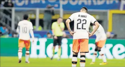  ?? FOTO: AP ?? El Valencia cayó derrotado por un contundent­e 4-1 en la ida de los octavos de final de la Champions en San Siro