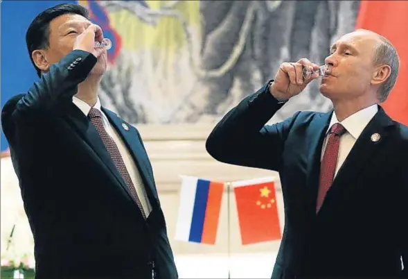  ??  ?? Vladímir Putin i Xi Jinping brinden amb vodka durant la cerimònia de signatura de l’acord sobre el gas, ahir a Xangai