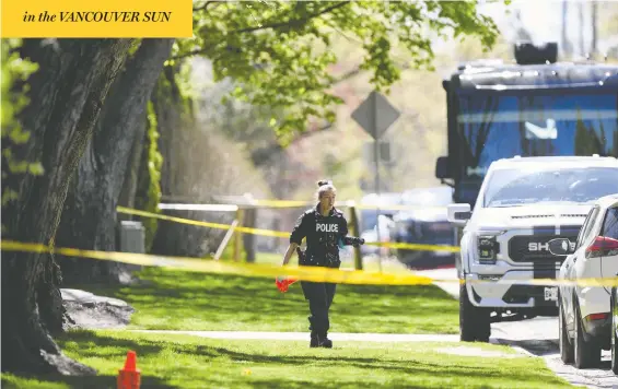  ?? CHRISTOPHE­R KATSAROV LUNA / AFP VIA GETTY IMAGES ?? Toronto police patrol outside the Bridle Path home of rapper Drake after reports of a shooting early Tuesday. Police said one man was taken to hospital with serious injuries.